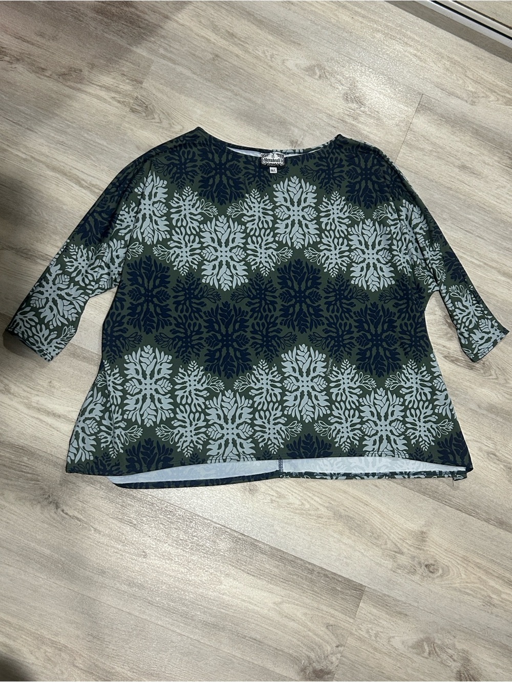 ❌SOLD❌Manuhealii Women's Floral Quilt Pullover Blouse Scoop Neck 3/4 Sleeve M/L - Picture 1 of 4
